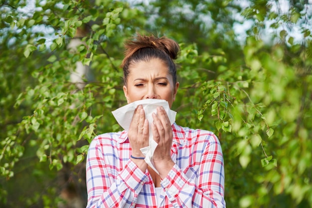 Jonge vrouw met allergische symptomen met weefsel