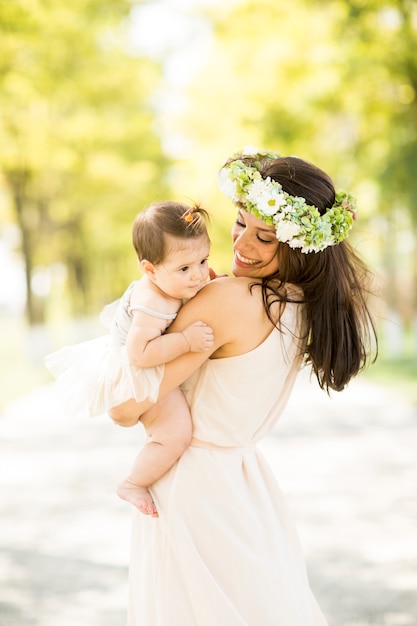 Jonge vrouw met babymeisje