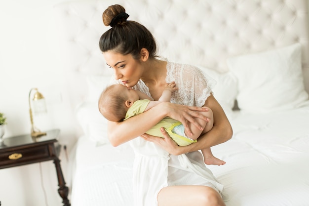 Jonge vrouw met babymeisje