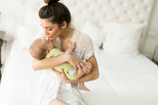 Jonge vrouw met babymeisje