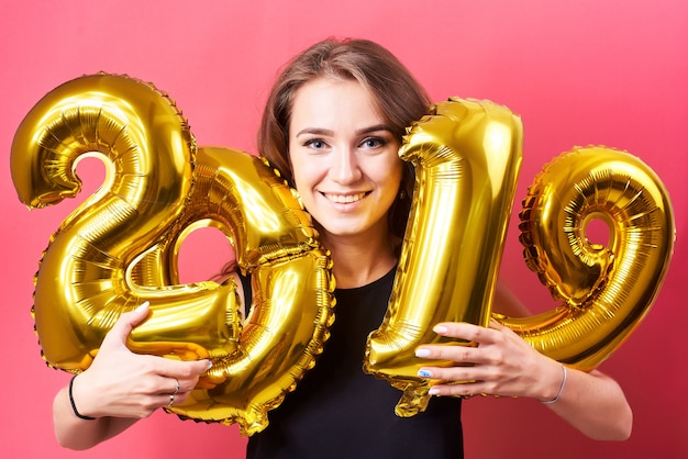 Jonge vrouw met ballonnen in handen