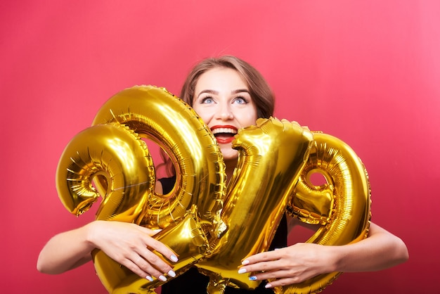 Jonge vrouw met ballonnen in handen