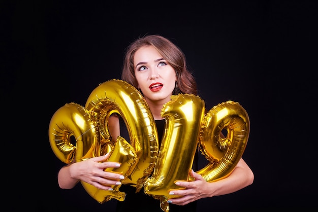 Jonge vrouw met ballonnen in handen