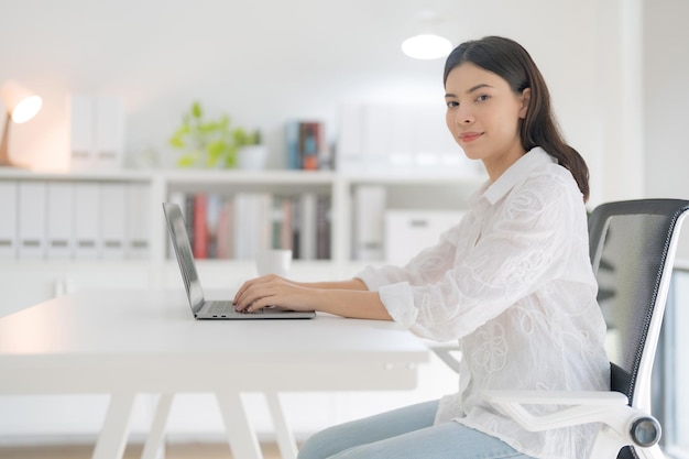 Jonge vrouw met behulp van computer