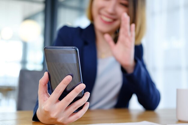 Jonge vrouw met behulp van een mobiele telefoon