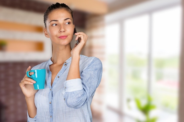 Jonge vrouw met behulp van een mobiele telefoon