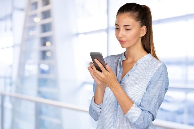 Jonge vrouw met behulp van een mobiele telefoon