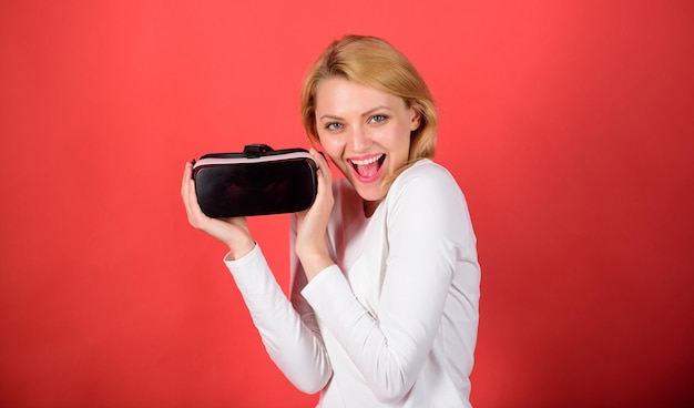 Jonge vrouw met behulp van een virtual reality-headset met conceptuele netwerklijnen Vrouw met behulp van een virtual reality-headset Een persoon met een virtuele bril vliegt in de ruimte Kantoorinnovatie