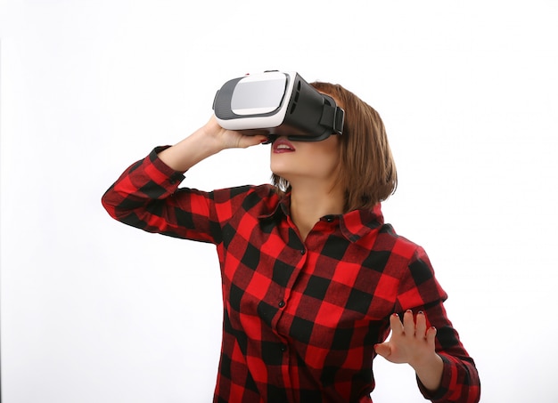 Jonge vrouw met behulp van een virtual reality headset