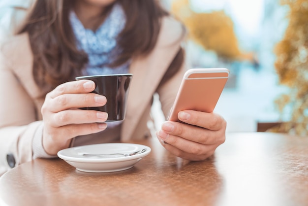 Jonge vrouw met behulp van slimme telefoon