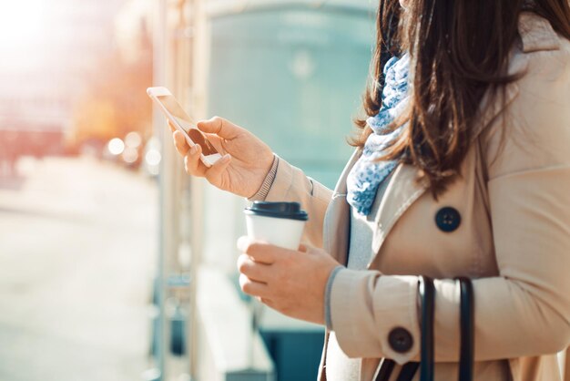 Jonge vrouw met behulp van slimme telefoon