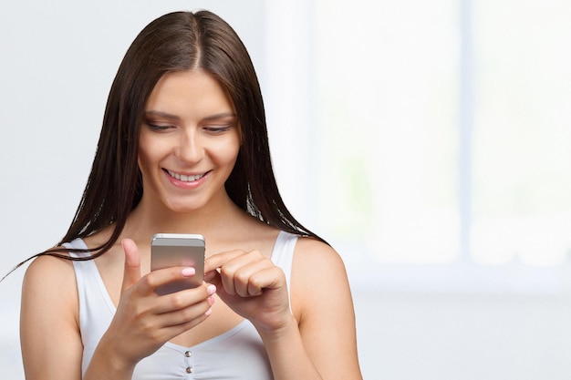 Jonge vrouw met behulp van smartphone