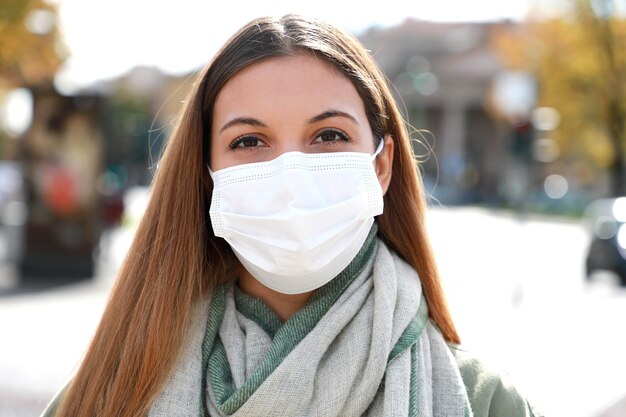 Jonge vrouw met beschermend masker