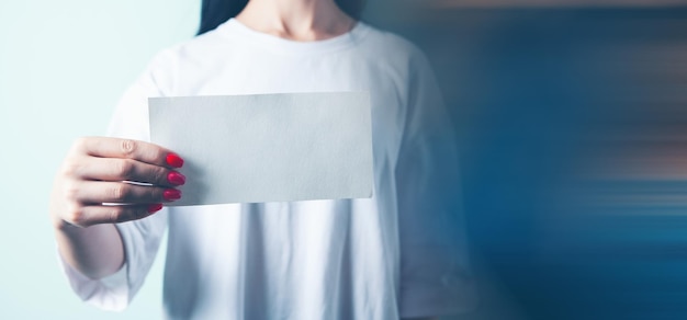 Jonge vrouw met blanco papier