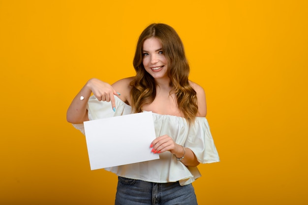 jonge vrouw met blanco vel papier