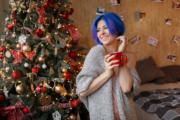 Jonge vrouw met blauw haar op Kerstmis