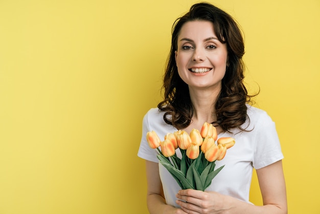 Jonge vrouw met bloemen