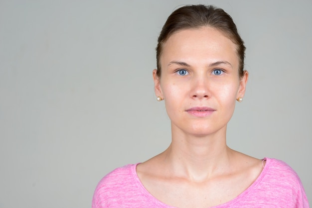 jonge vrouw met blond haar op wit
