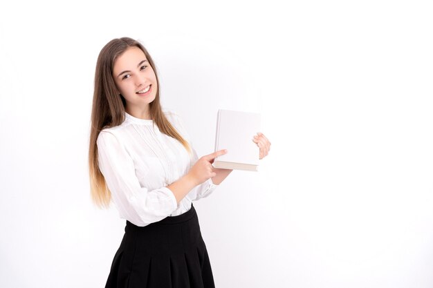 Jonge vrouw met boek op witte achtergrond