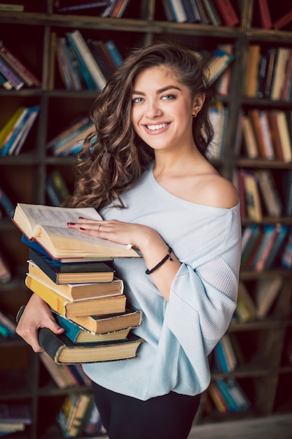 Foto jonge vrouw met boeken
