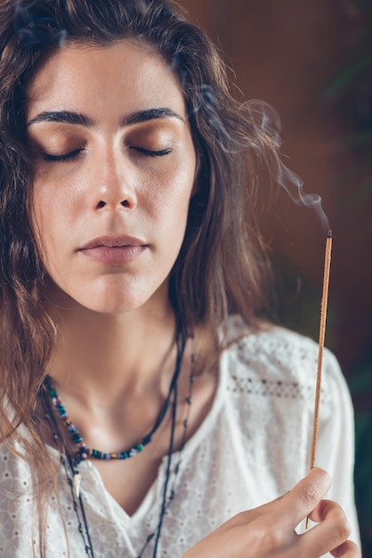 Foto jonge vrouw met brandende wierook