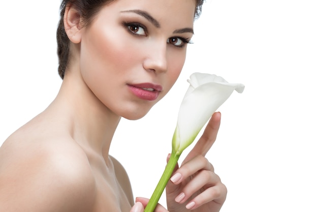 Jonge vrouw met calla bloem