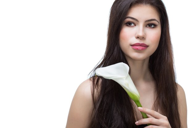 Jonge vrouw met calla bloem