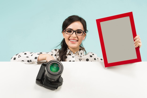 Jonge vrouw met camera en frame