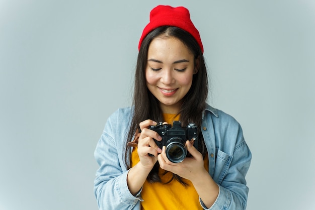 Foto jonge vrouw met camera