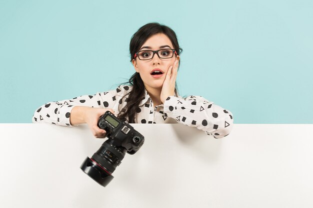 Jonge vrouw met camera