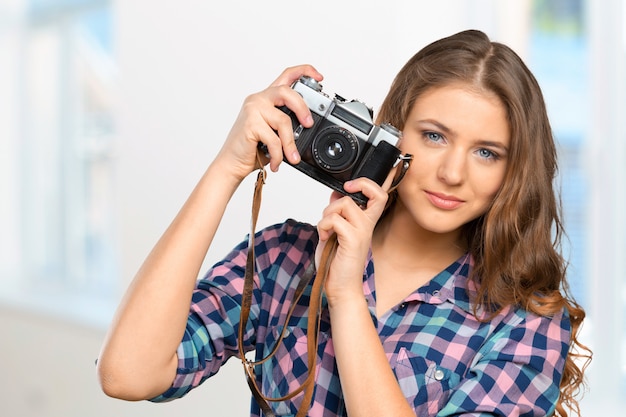 Jonge vrouw met camera