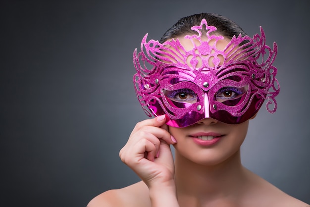 Jonge vrouw met Carnaval-masker