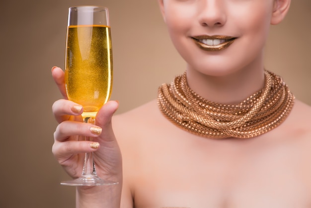 Jonge vrouw met champagneglas