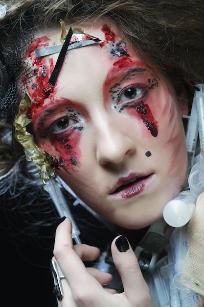 Jonge vrouw met creatieve make-up Halloween-thema