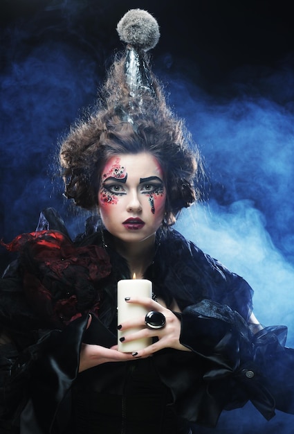 Jonge vrouw met creatieve make-up Halloween-thema