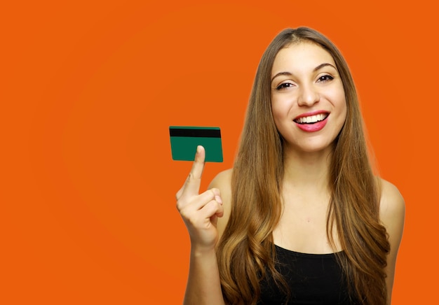 Jonge vrouw met creditcard in de hand