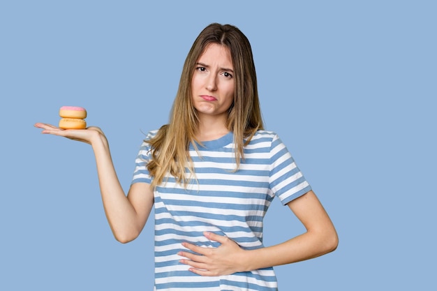 Jonge vrouw met donut dessert geïsoleerd
