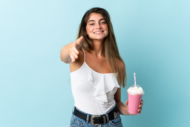 Jonge vrouw met een aardbeimilkshake