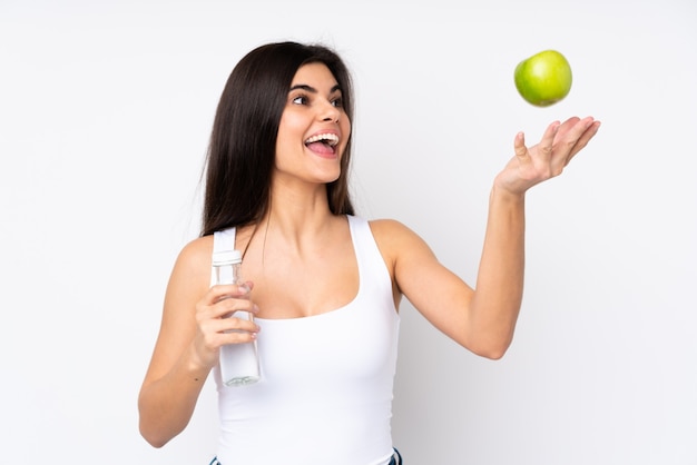 Jonge vrouw met een appel en met een fles water