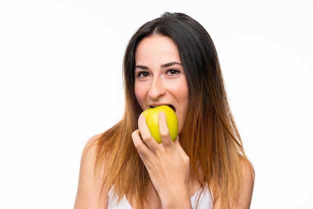 Jonge vrouw met een appel over geïsoleerde witte muur