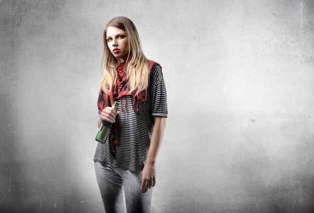 Foto jonge vrouw met een bierglas