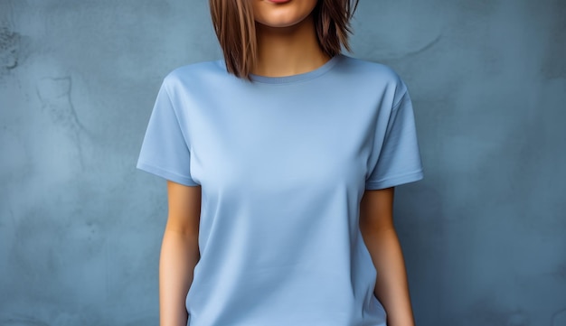 Foto jonge vrouw met een blank blauw t-shirt voor de grijze muur mockup t-shirt sjabloon