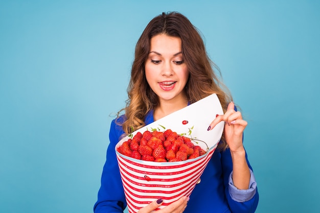 Jonge vrouw met een boeket aardbeien