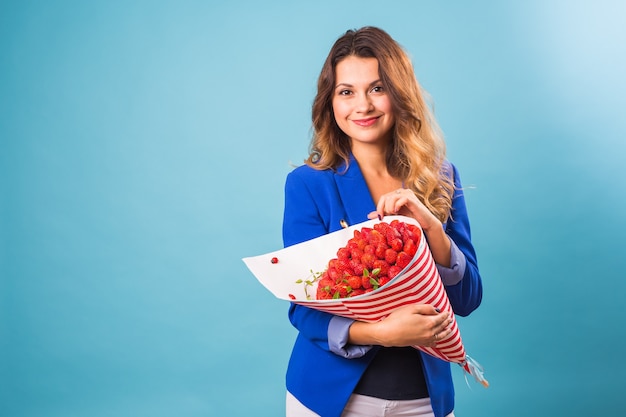 Jonge vrouw met een boeket aardbeien