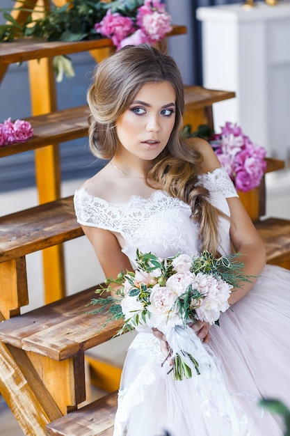 Jonge vrouw met een boeket bloemen