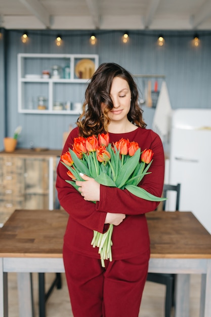 Jonge vrouw met een boeket van tulpenbloemen.