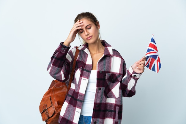 Jonge vrouw met een Britse vlag geïsoleerd op een witte achtergrond met hoofdpijn
