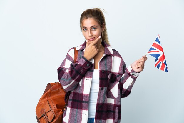 Jonge vrouw met een Britse vlag op wit denken