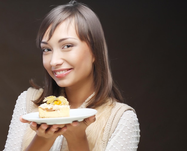 Jonge vrouw met een cake