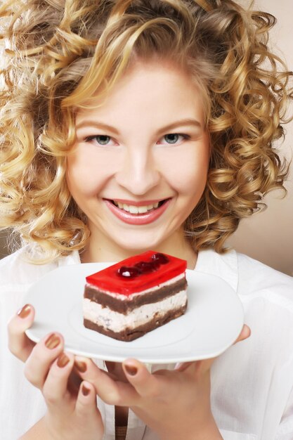 Jonge vrouw met een cake